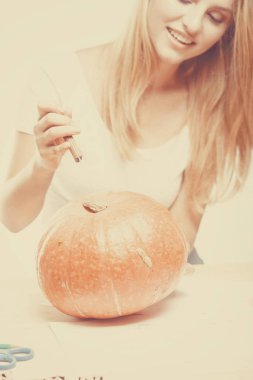 Cadılar Bayramı kavramı, mutlu Kız önce kabak ile masada oturan