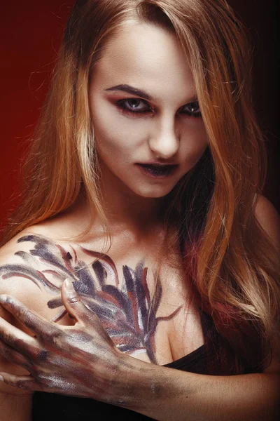 Dívka Halloweenu s červenými oči a červenými rty — Stock fotografie