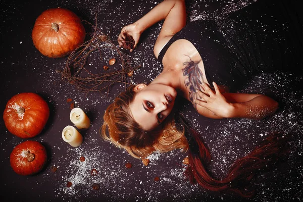 Halloweenský koncept, dívčí upír s rudými rty na — Stock fotografie
