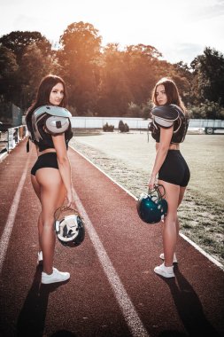 Rugby futbol oyuncusu üniforma içinde seksi genç sportif kız 