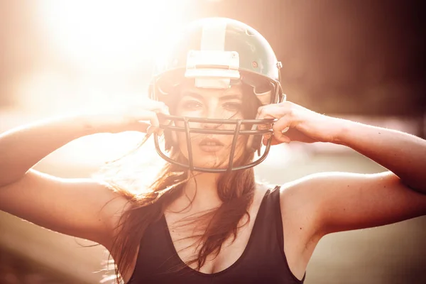 Sexy jovem menina esportiva em uniforme de jogador de futebol de rugby em Fotos De Bancos De Imagens