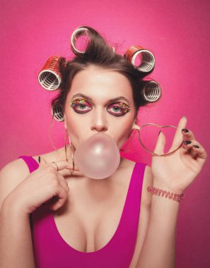 Vücudun pembe arka planda poz sakız ile cheeky kız, w