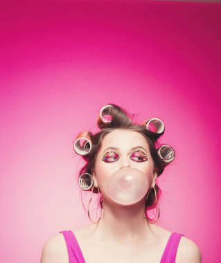 Vücudun pembe arka planda poz sakız ile cheeky kız, w