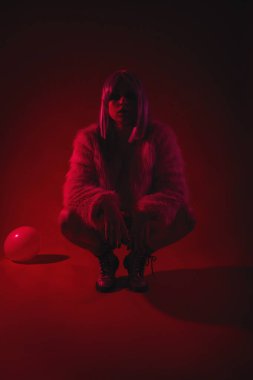 Vücut, kürk, botlar pembe arka planda cheeky kız. Oldukça 