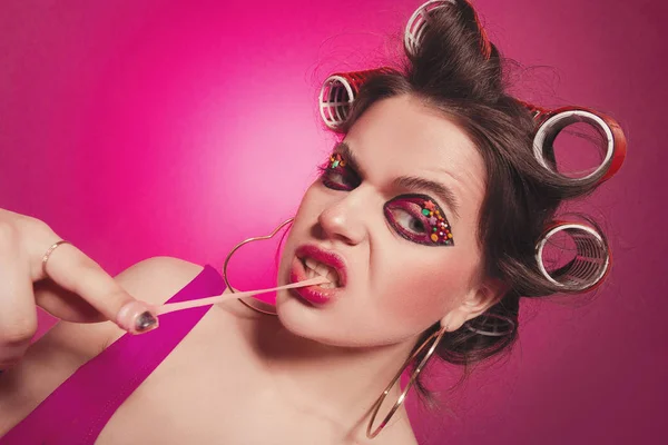 Chica descarada con goma de mascar posando sobre fondo rosa en el cuerpo, w —  Fotos de Stock