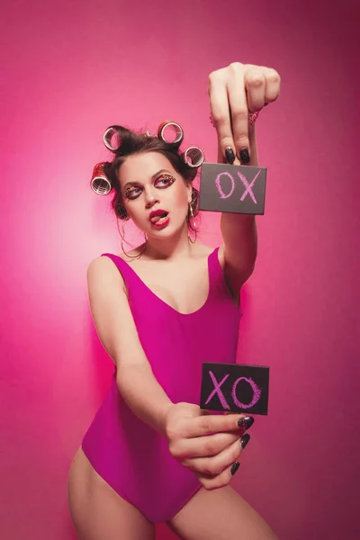 Glückliches Mädchen mit kleinen Tafeln und Text Xo darauf in den Händen posiert — Stockfoto