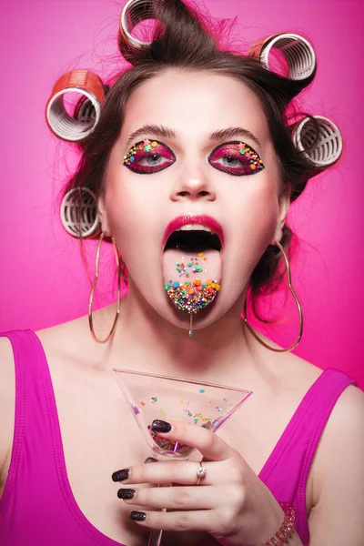 Pimasz lány édesség a nyelv és az üveg cukorkák pózol — Stock Fotó