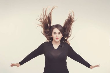 Modeli artı boyutu tatlı çörek, mutlu kız uçan ile poz ile 