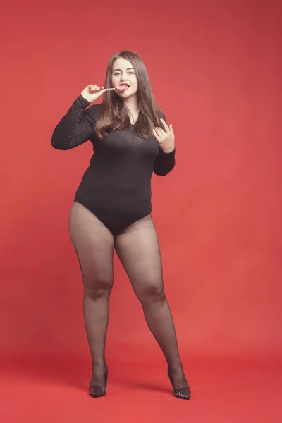 Modell plus size mit süßem Donut, glückliches Mädchen hält in der Hand ca. — Stockfoto