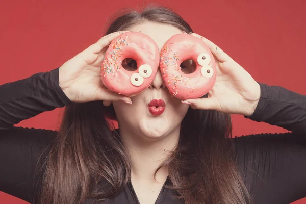 Modell molett, édes donuts, boldog lány mosolyogva gazdaság — Stock Fotó