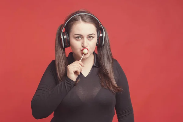 Modelo más tamaño con donut dulce, chica feliz sosteniendo en la mano ca — Foto de Stock