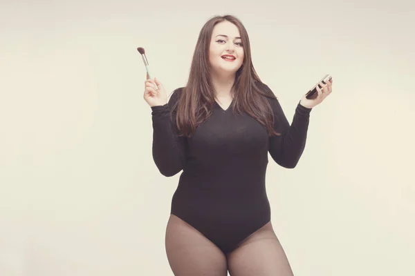 Modell plus size mit süßem Donut, glücklich lächelndes Mädchen posiert mit — Stockfoto