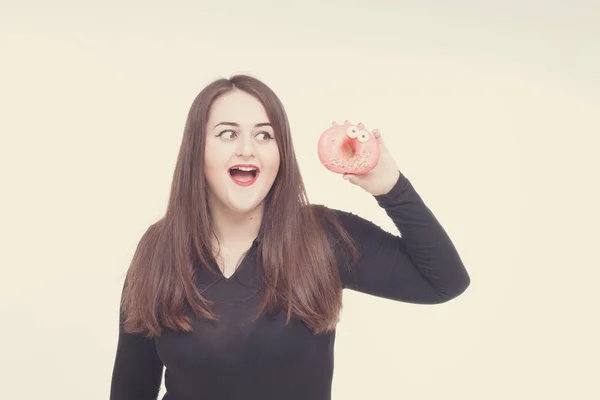 Modelo más tamaño con donut dulce, chica feliz sonriendo sosteniendo en — Foto de Stock