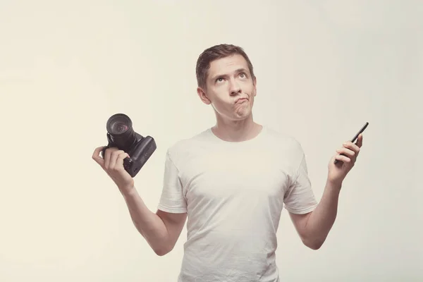 Συναισθηματική άνθρωπος με κάμερα που απομονώνονται σε ανοιχτόχρωμο φόντο. Νέοι ma — Φωτογραφία Αρχείου