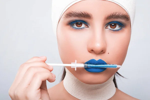 Beauty concept. Jonge model met blauwe lippen en zachte huid doen p Rechtenvrije Stockafbeeldingen