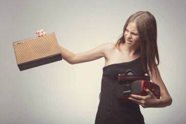 Moda güzel kız müzik dinleme. Seyir radyo, çirkin ile