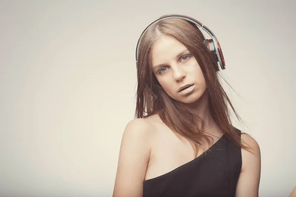 फॅशन सुंदर मुलगी हेडफोन्स संगीत ऐकणे, लाल परिधान — स्टॉक फोटो, इमेज