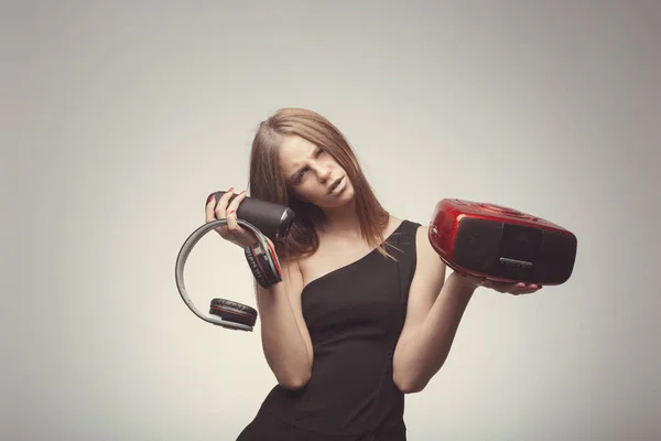 Joyable moda atractiva chica bonita escuchando música con la cabeza —  Fotos de Stock