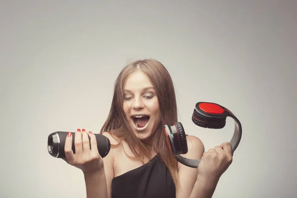 Joyable moda atractiva chica bonita escuchando música con la cabeza — Foto de Stock