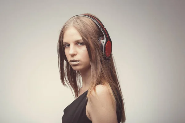 Mode Mooi Meisje Luisteren Muziek Met Koptelefoon Rode Handschoenen Neem Rechtenvrije Stockfoto's