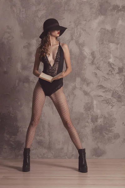 Modische selbstbewusste Frau mit langen Beinen, weibliches Model posiert — Stockfoto