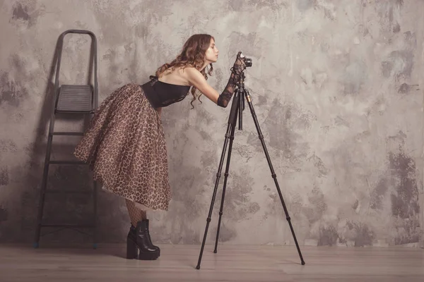 Mujer confiada de moda en vestido de cuerpo con estampado de leopardo, f —  Fotos de Stock