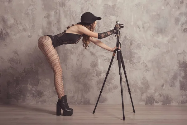Μοντέρνα γυναίκα με αυτοπεποίθηση με μακριά πόδια, θηλυκό μοντέλο θέτει — Φωτογραφία Αρχείου