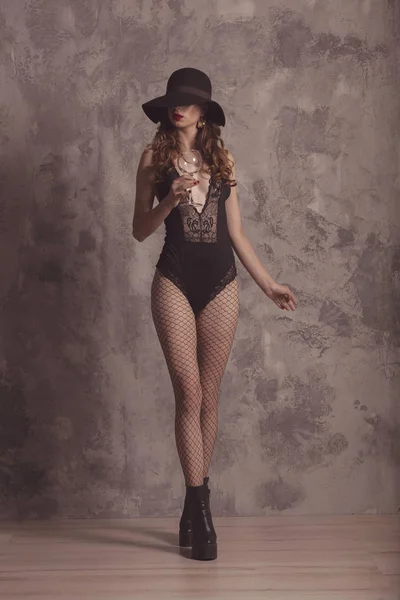 Modische selbstbewusste Frau mit langen Beinen, weibliches Model posiert — Stockfoto