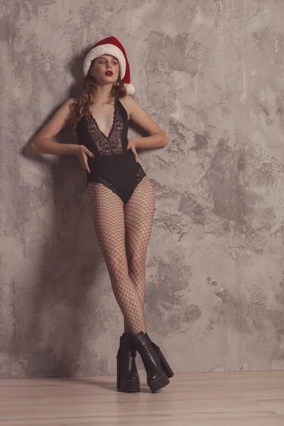 Модная уверенная женщина с длинными ногами в черном сексуальном bodysui — стоковое фото