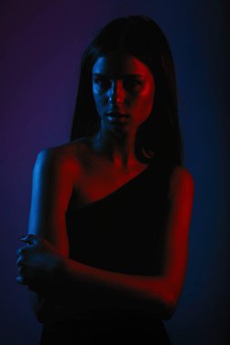 Siber punk ve fütürizm kavramı. Genç bir kızın portresi 