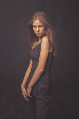 Stüdyoda altın rengi gri tonlarda şık bir kız. Uçamayan kadın!