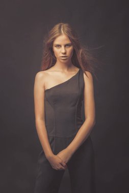 Stüdyoda altın rengi gri tonlarda şık bir kız. Uçamayan kadın!