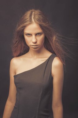 Stüdyoda altın rengi gri tonlarda şık bir kız. Uçamayan kadın!