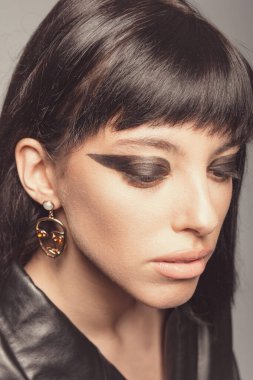 Makyaj ve kozmetik anlayışı. Güzel makyajlı güzel bir kız.