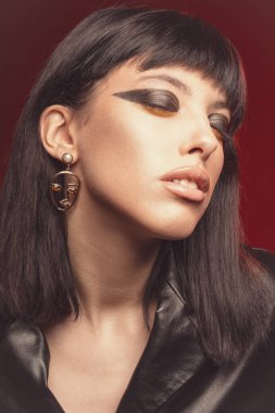 Makyaj ve kozmetik anlayışı. Güzel makyajlı güzel bir kız.