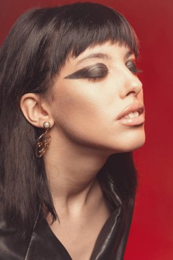 Makyaj ve kozmetik anlayışı. Güzel makyajlı güzel bir kız.