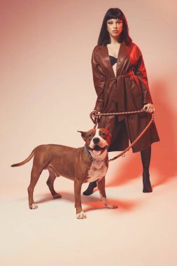 Kahverengi deri ceketli çekici genç bir kadın.