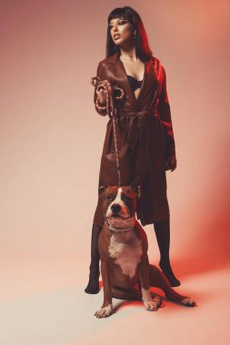 Kahverengi deri ceketli çekici genç bir kadın.