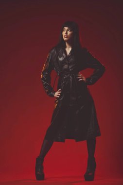 Siyah deri ceketli ve çoraplı çekici genç bir kadın.