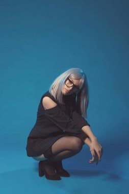 Güzel kalçalı, ceketli ve çoraplı çekici genç kadın.