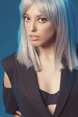 Ceketli çekici genç bir kadın ve siyah ayakkabılı çoraplar.