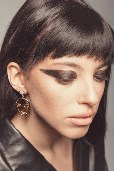 Makyaj ve kozmetik anlayışı. Güzel makyajlı güzel bir kız.