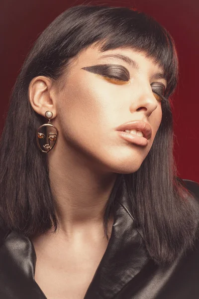 Makyaj ve kozmetik anlayışı. Güzel makyajlı güzel bir kız.