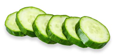 Beyaz kırpma yolu üzerinde izole dilim salatalık.