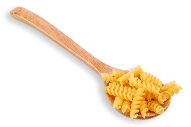 Beyaz kırpma yolu üzerinde izole tahta kaşıkla makarna.