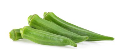 Beyaz arka plan üzerinde izole yeşil bamya.