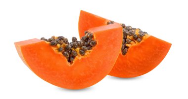 Beyaz kırpma yolu üzerinde izole dilim papaya.