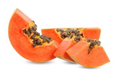 Beyaz kırpma yolu üzerinde izole dilim papaya.