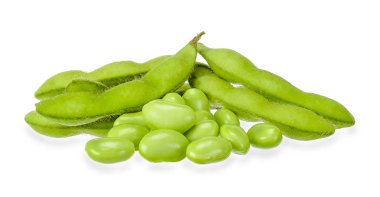 Yeşil soya fasulyesi beyaz kırpma yolu üzerinde izole.