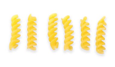 Üstten görünüm ile beyaz izole makarna.